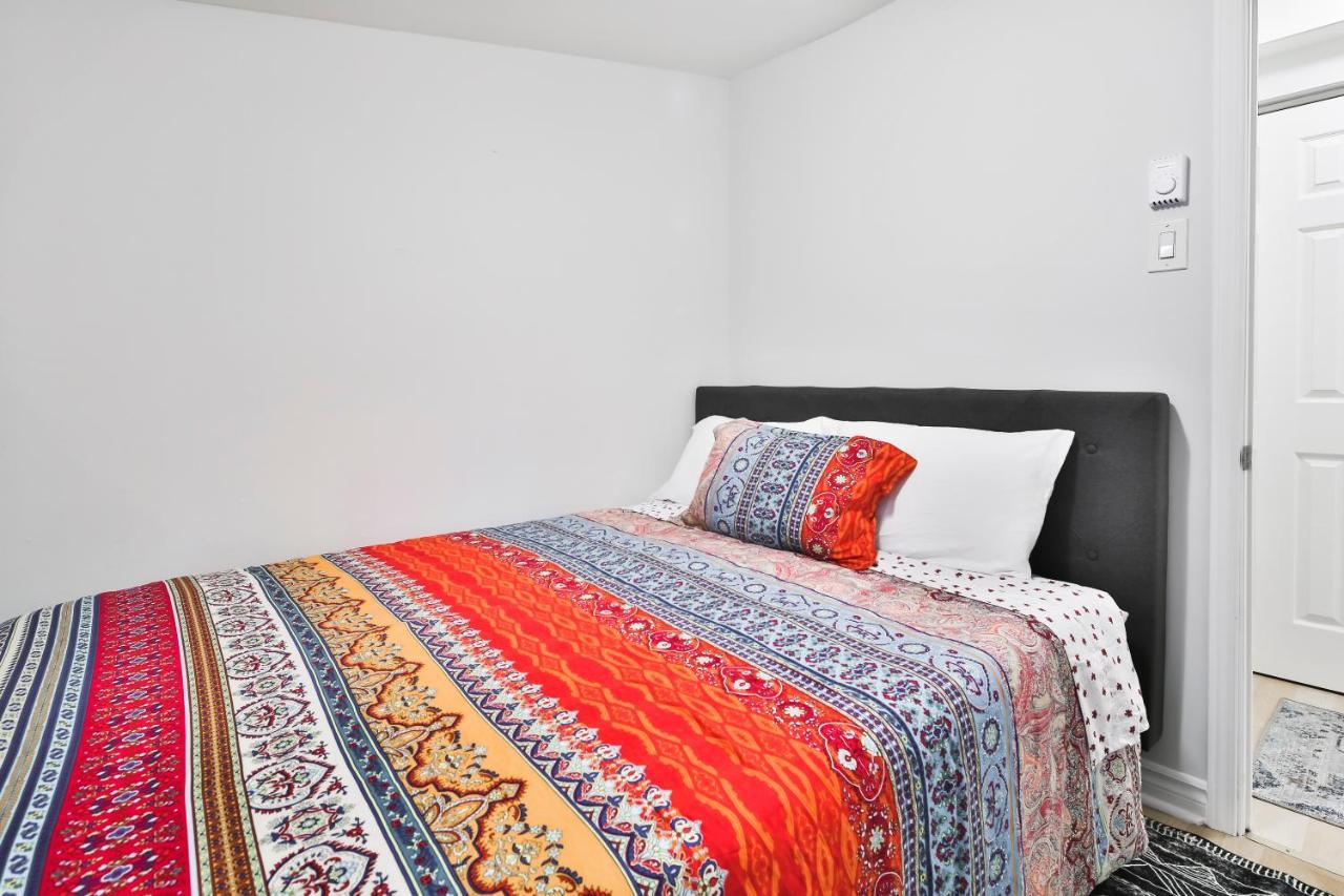 Free Parking And Central Location Montreal Exterior photo